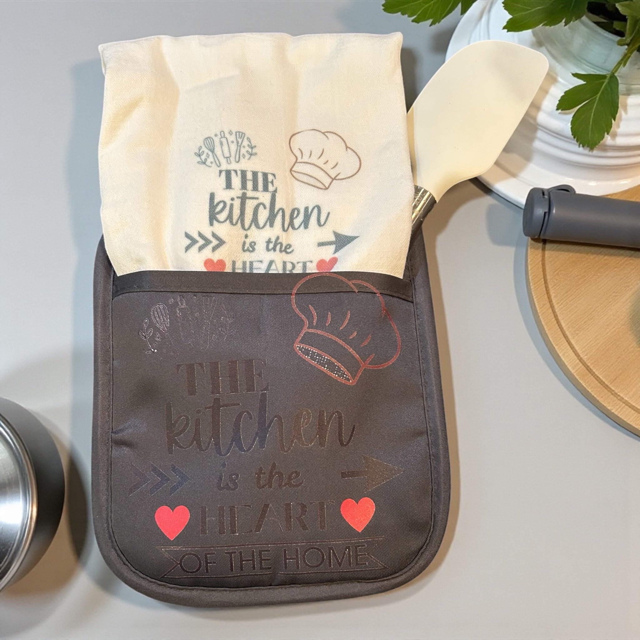 Christmas Oven Mitt Gift Set "The Kitchen is the Heart of the Home"